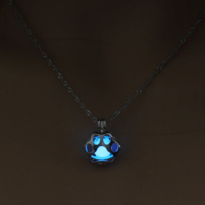 Glowing Paw Necklace – Animal Pendant with Night Light Effect